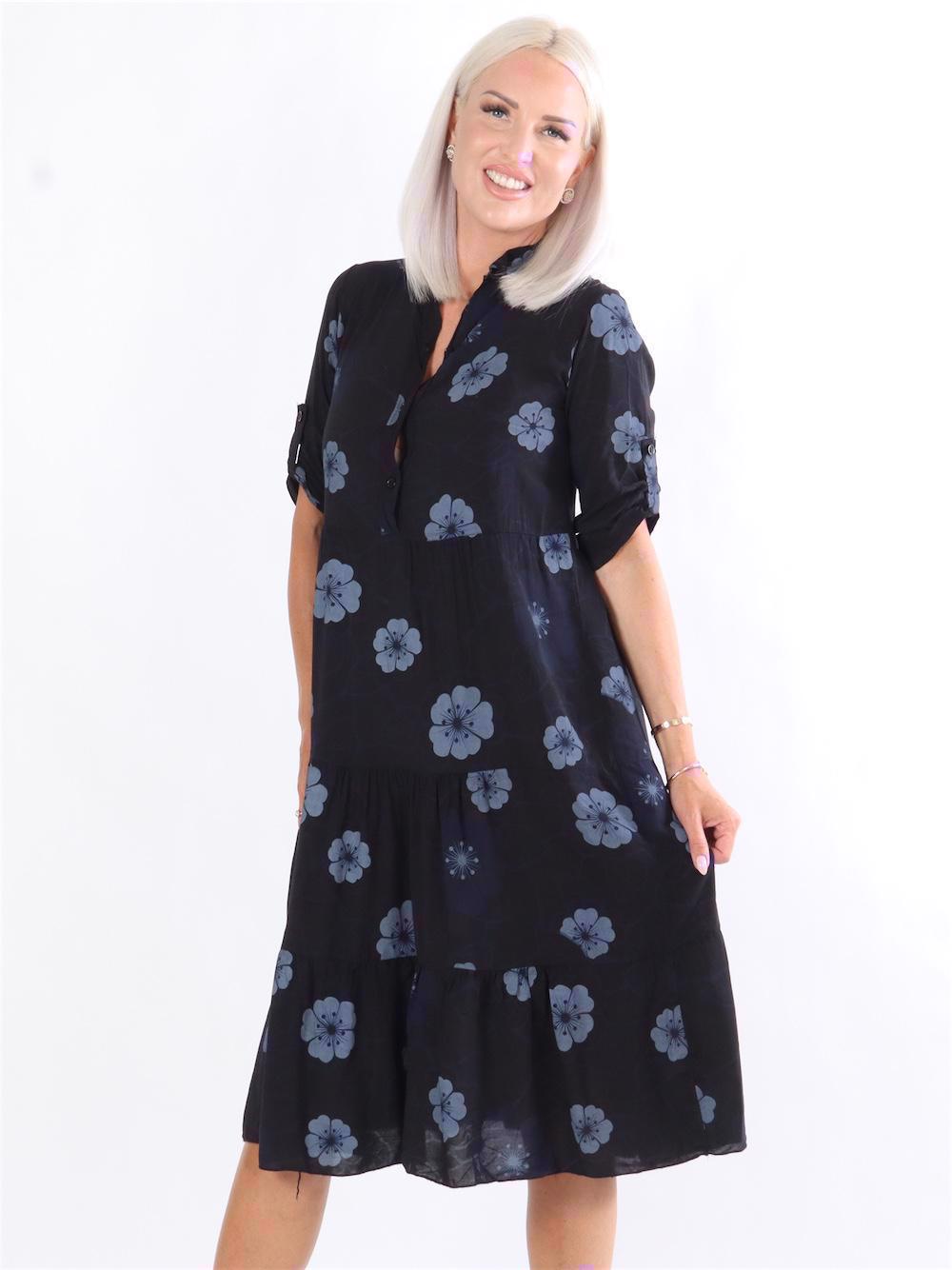 Darcy - Armégrön klänning med blomstermotiv i lagerform